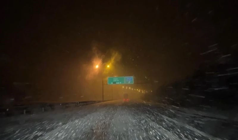 Silivri’de kar yağışı başladı: Yerler bembeyaz oldu
