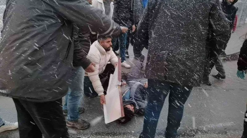 Yaralıyı kar yağışından kartonla korudular
