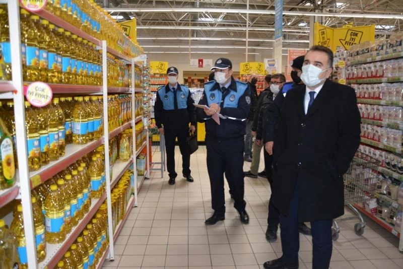 Edremit’te stokçuluk ve fahiş fiyat denetimine Kaymakam Odabaş da katıldı
