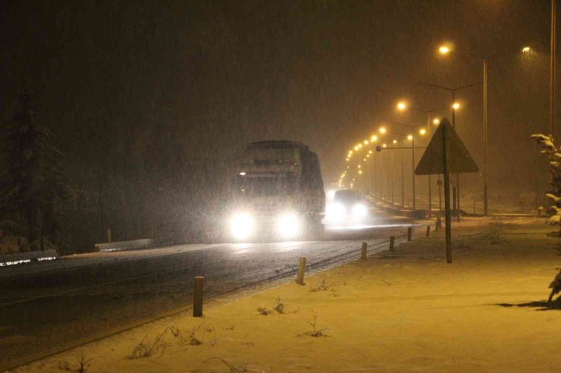 Burdur’da kar yağışı ulaşımda aksamalara neden oldu
