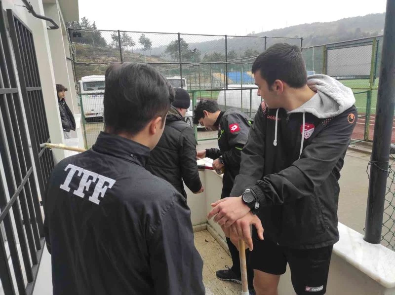 Soyunma odasının anahtarını unuttular, karşılaşma 20 dakika geç başladı
