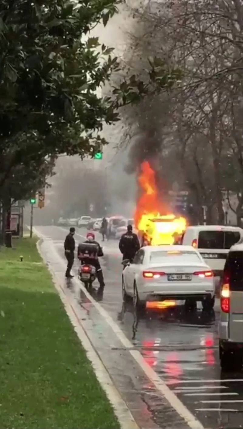 Ataköy’de araç alev alev yandı
