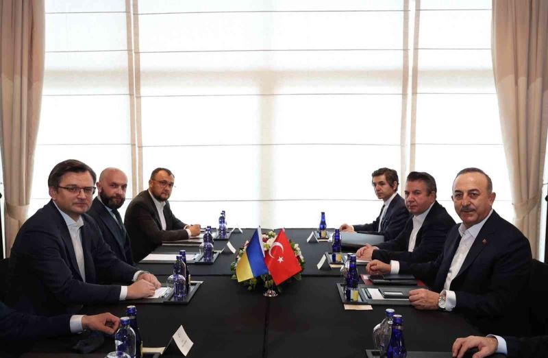 Bakan Çavuşoğlu, Kuleba ile üçlü toplantı öncesinde görüştü
