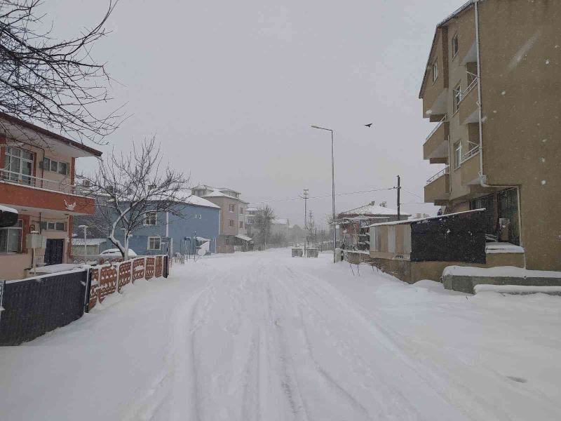 İstanbul’da beklenen kar fırtınası Tekirdağ’ın bazı ilçelerini vurdu: Lapa lapa kar yağıyor
