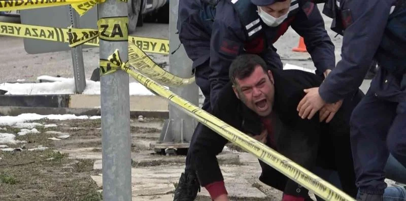 Kazada annesini kaybeden acılı adam sinir krizi geçirdi
