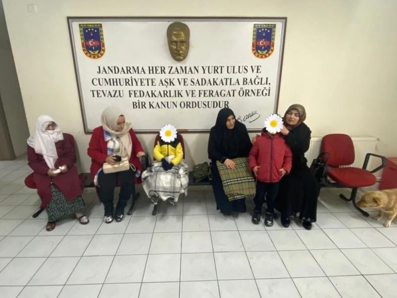 Yolda kalanlara jandarma kucak açtı
