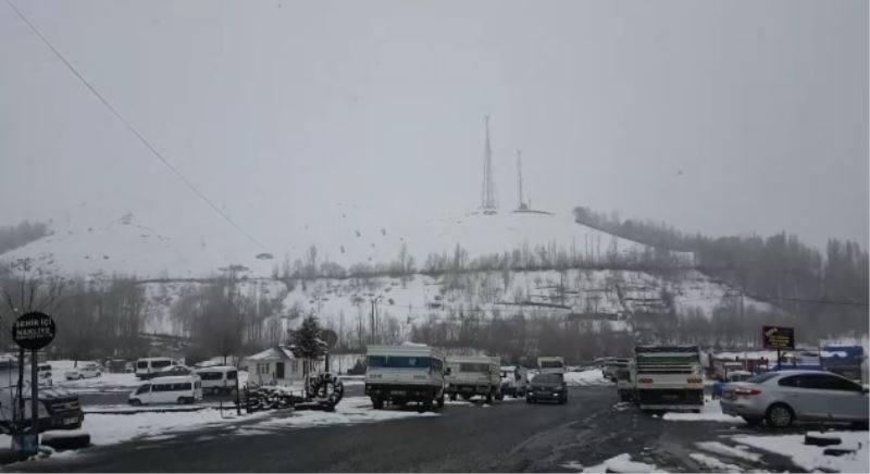 Solhan’da kar yağışı nedeniyle 3 köy yolu ulaşıma kapandı
