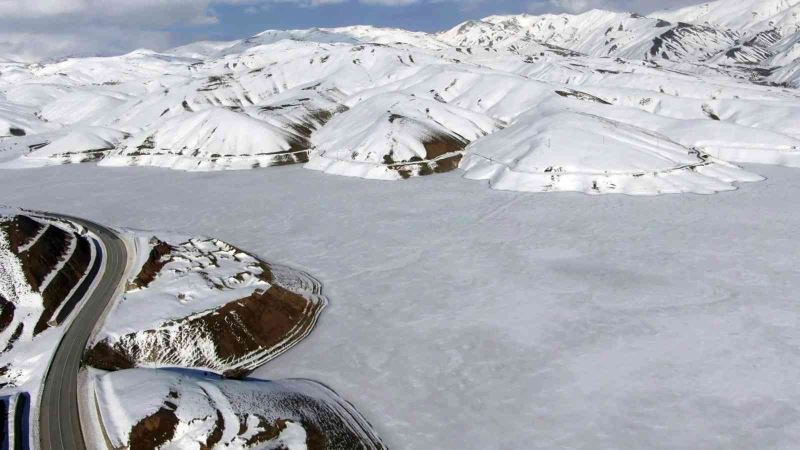 Mart ayına rağmen Dilimli Barajı’nın buzları çözülmedi

