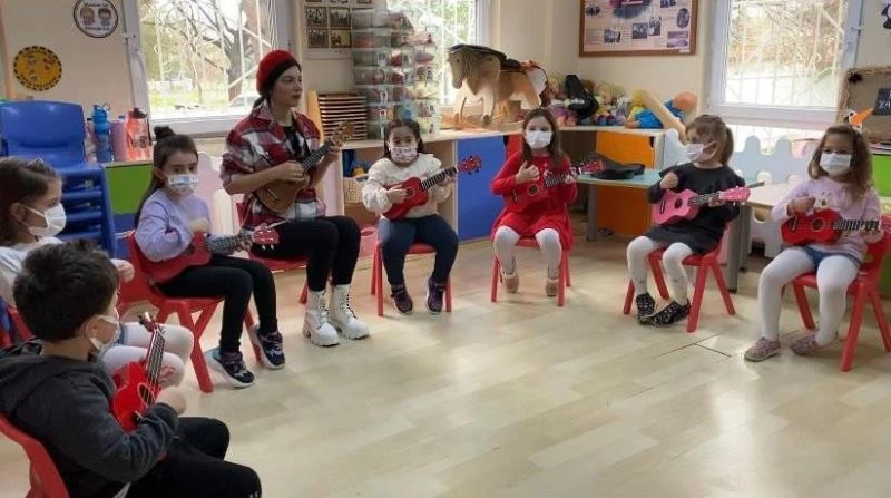 Minikler ukulele öğrenip türküler söylüyor
