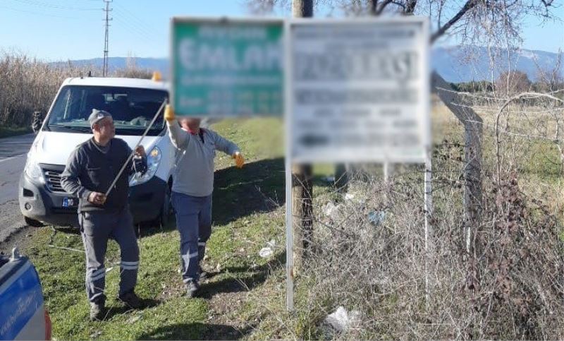 Tabela kirliliği için harekete geçen belediye yol kenarındaki tabelaları kaldırıyor