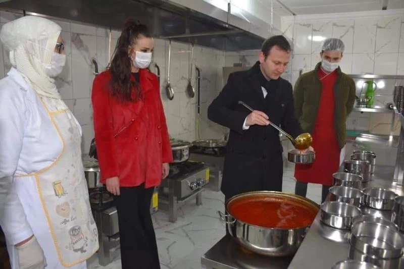 İpsala’da aşevinin ilk sıcak yemekleri ihtiyaç sahiplerine dağıtıldı
