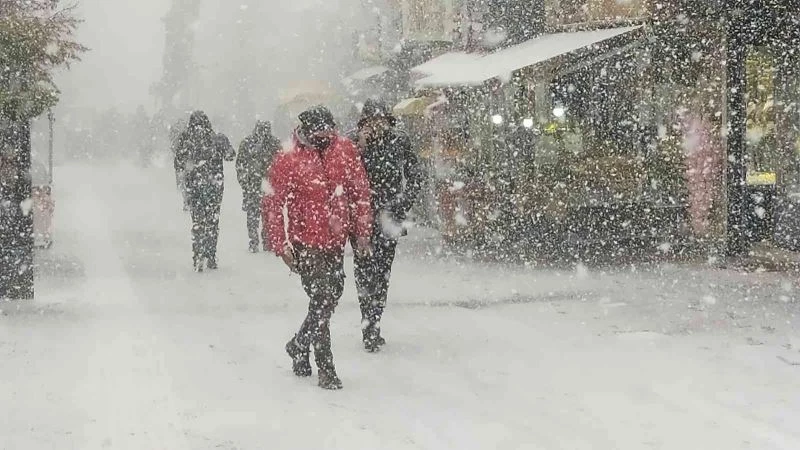  Kütahya’daki kar fırtınasında göz gözü görmedi

