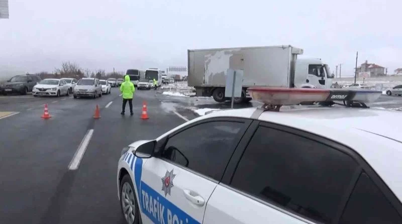 Aksaray’da olumsuz hava şartları yolları kapattı
