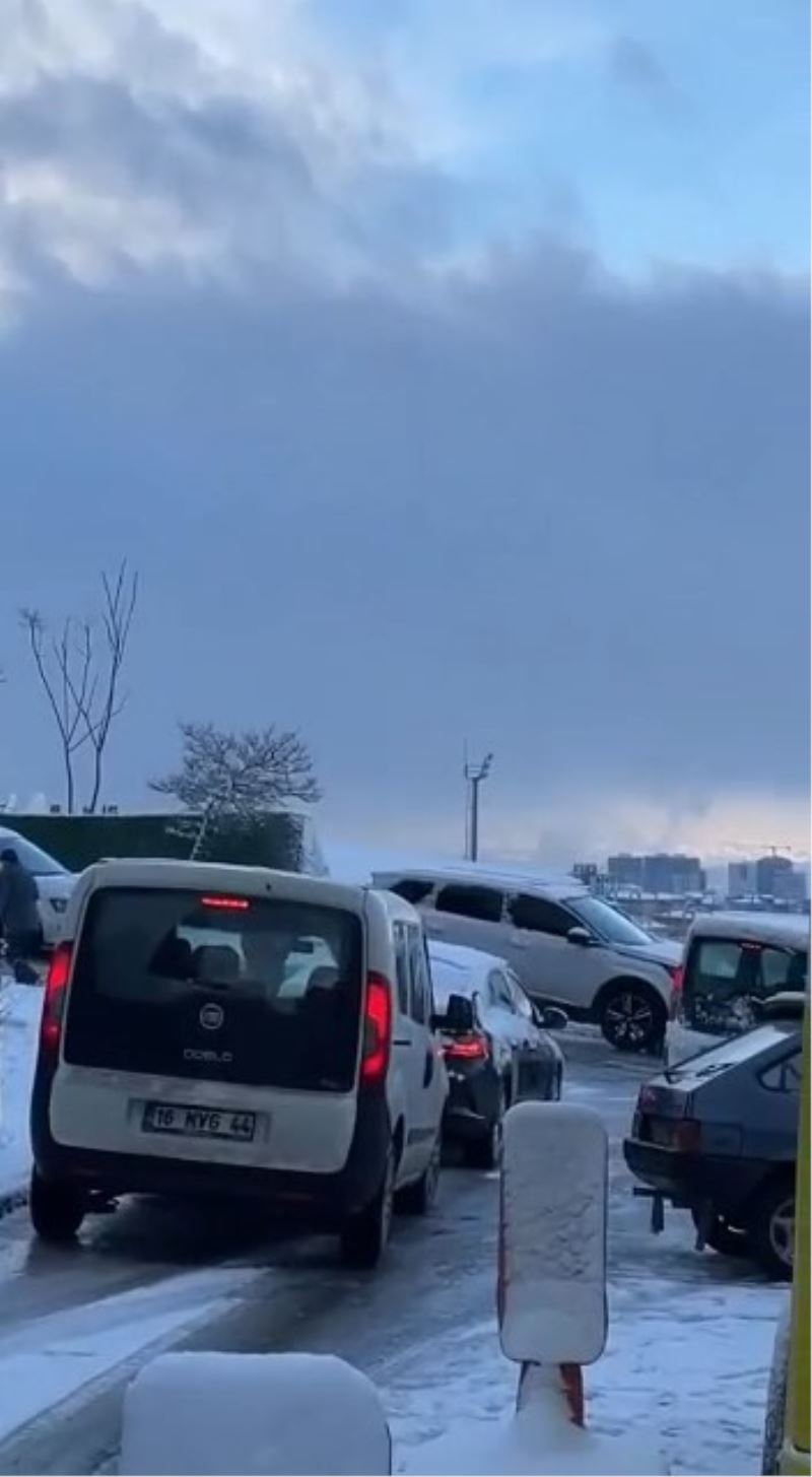 Bursa’da kar etkisini gösterirken, dikkatsiz sürücüler trafiği felç etti
