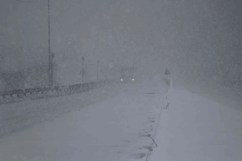 Bolu Dağı’nda kar şiddetini artırdı
