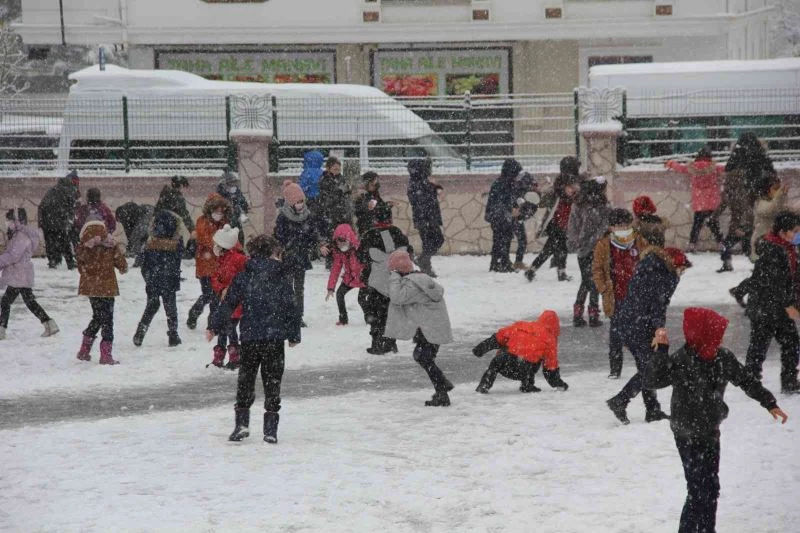 Ders öncesi minik öğrencilerin kartopu keyfi
