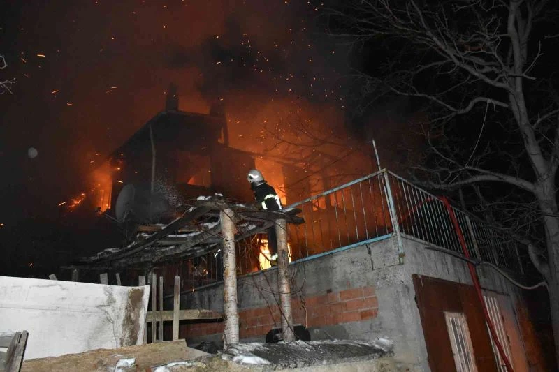 Tosya’da 2 katlı ev yandı, yaşlı çift camdan atlayarak kurtuldu
