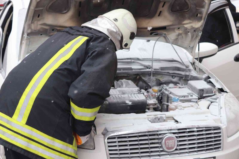 Isparta’da alev alan araç, itfaiye ekiplerinin müdahalesiyle söndürüldü
