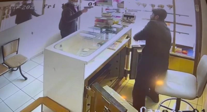 Diyarbakır’da kuyumcu soygunu: 4 bileziği cebine koyup silah çekti
