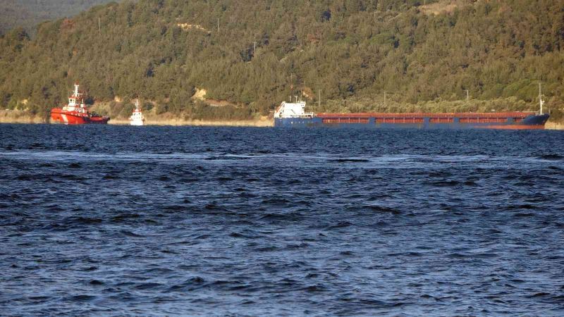 Çanakkale Boğazı’nda karaya oturan geminin kurtarma çalışmaları sürüyor
