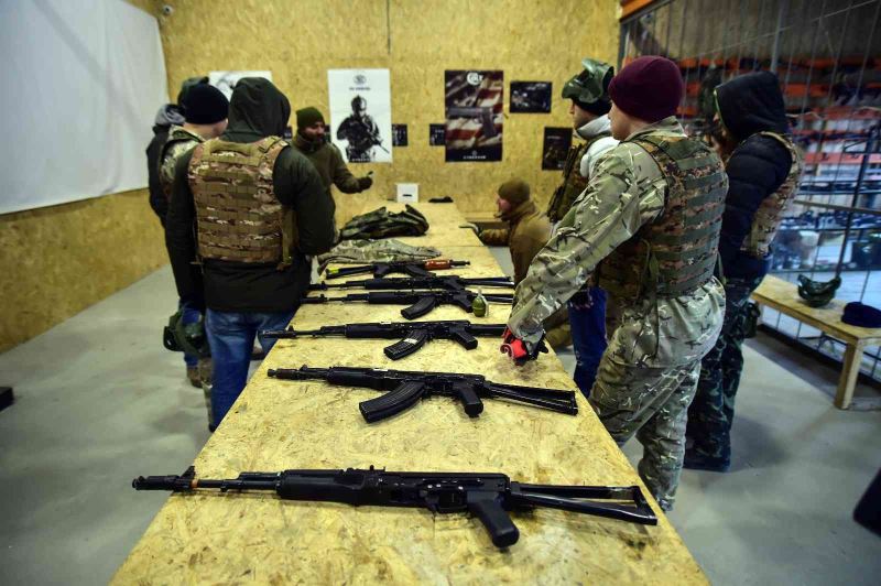 Ukrayna’da cepheye gidecek sivillere askeri eğitim veriliyor
