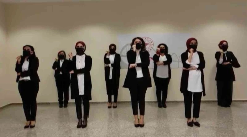 Sağlık çalışanları işaret dili ile İstiklal Marşı’nı söylediler
