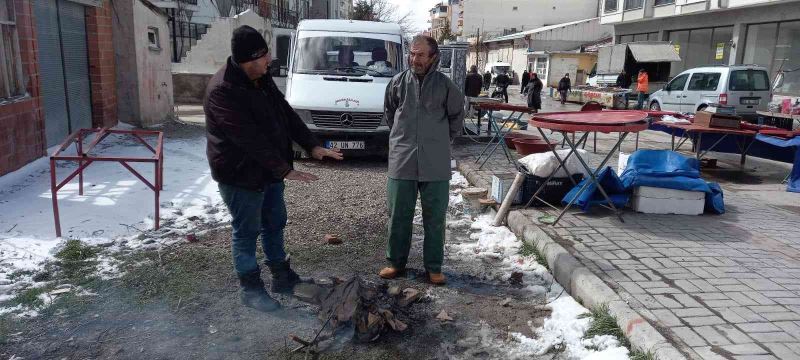 Sıcaklık eksi 12 derecelere kadar düşünce esnaf tezgah açamadı
