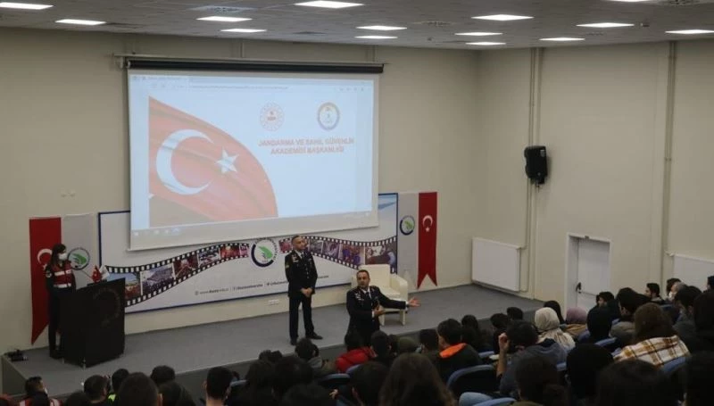 Üniversite öğrencileri Jandarmayı öğrendi
