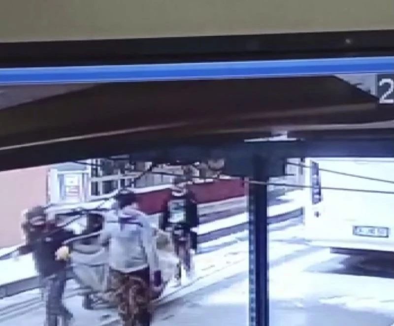 Sultanbeyli’de kar yağışına rağmen kapı önünde ne buldularsa çaldılar
