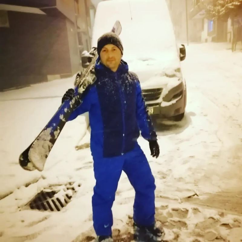 Karla kaplı İstanbul sokaklarında oğlunu sırtına alarak kayak yaptı
