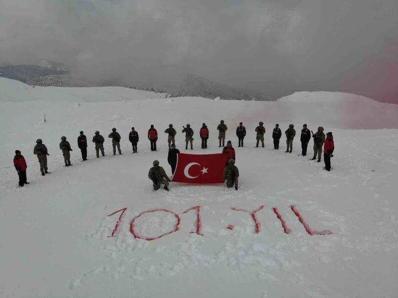 Ilgaz Dağının zirvesinde İstiklal Marşını okuyup, Mehmet Akif Ersoy’u andılar
