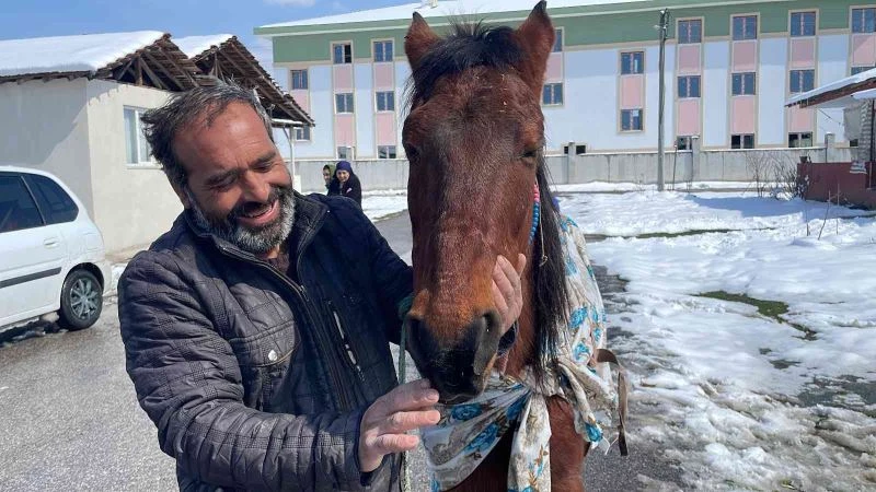 At yorulunca, arabayı çekti
