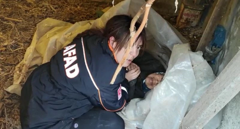 Yaşlı kadın donmak üzereyken bulundu, AFAD ekibi ellerini nefesiyle ısıttı
