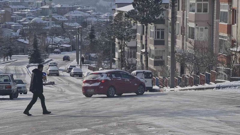 Karabük’te yollar buz pistine döndü, kazalar ardı ardına geldi
