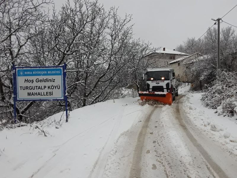 Büyükşehir açılmadık köy yolu, tuzlanmadık cadde bırakmadı
