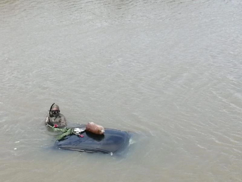 Şu kanalına gömülen otomobilden sağ kurtuldular
