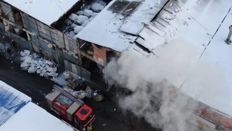 Isınmak için yaktıkları ateş kâğıt deposunda yangına sebep oldu
