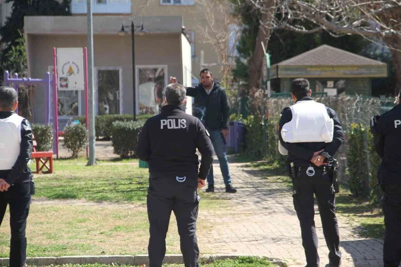 Açığa alınan özel harekatçı, boşanma aşamasında olduğu polis eşine parkta adeta dehşeti yaşattı
