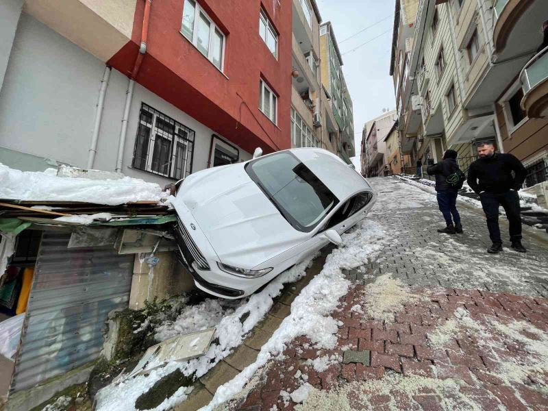 Kağıthane’de karda kayan araç doğalgaz kutusunu patlattı
