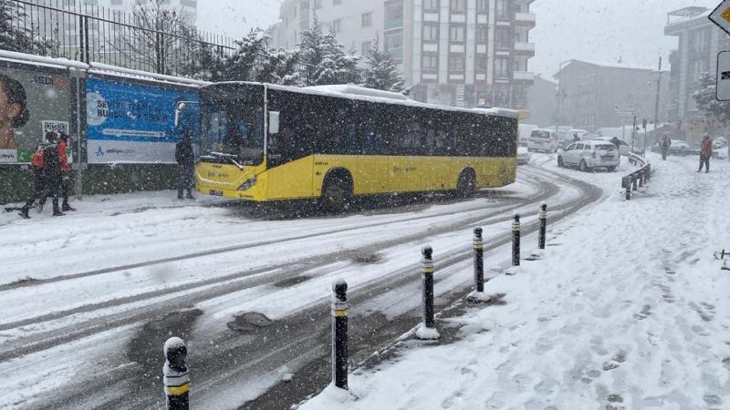 İstanbul’da beyaza bürünen caddelerde sürücüler zor anlar yaşadı
