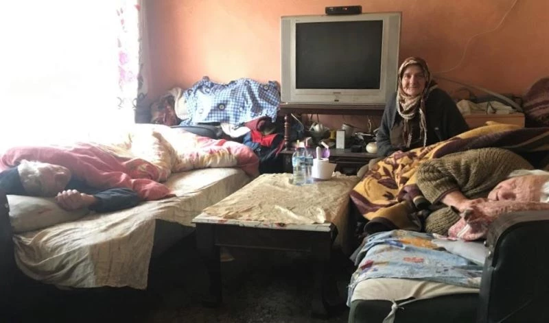 Zor durumuna rağmen hasta anne ve babasının bakımını kimseye bırakmadı
