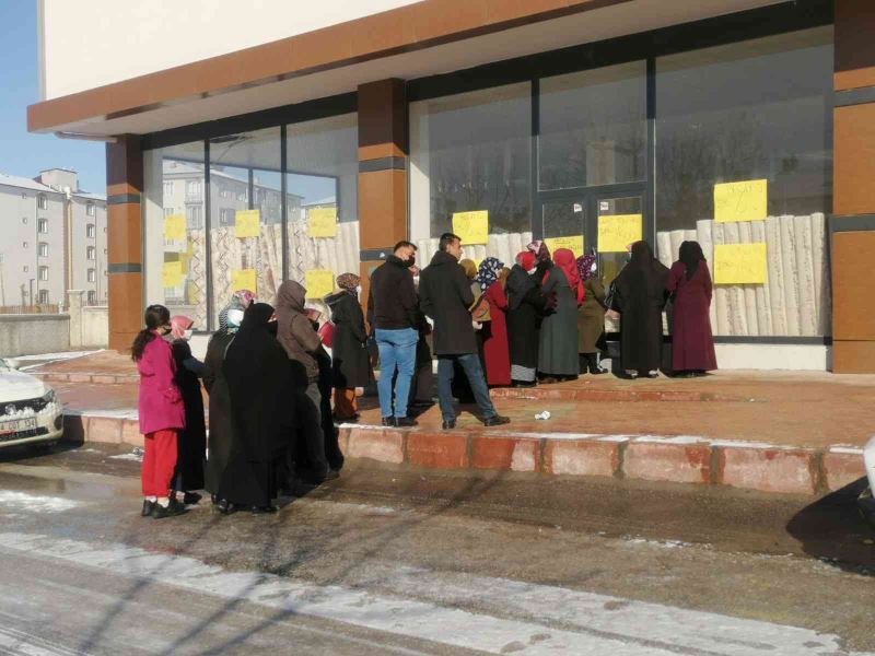 İş yeri halılarda indirme gitti, vatandaşlar eksi 4 derecede mağazaya akın etti
