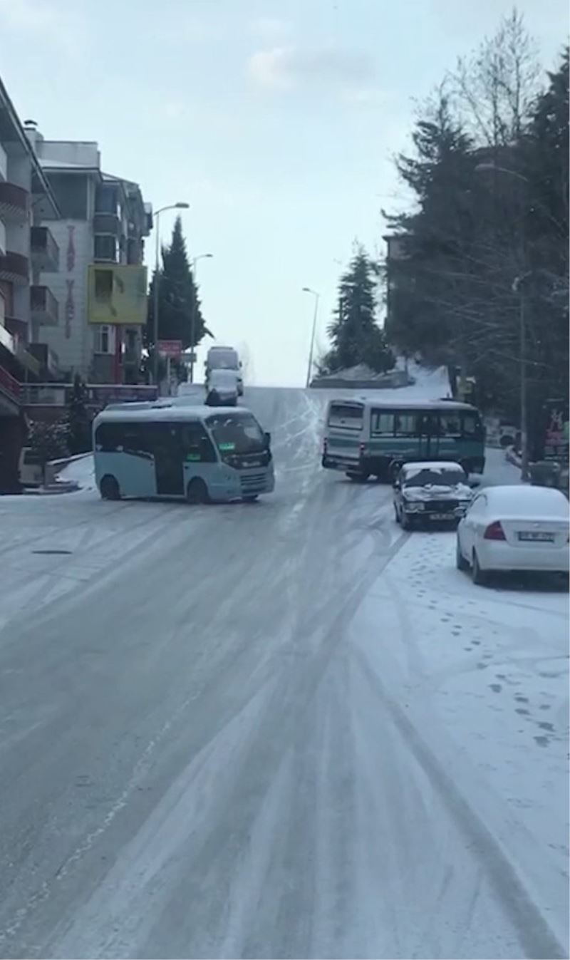 Sürücülerin ve vatandaşların buzlu yollarla imtihanı kameralara yansıdı
