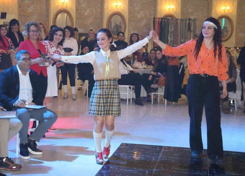 Sivas’ta düzenlenen defile izleyenleri 90’lı yıllara götürdü
