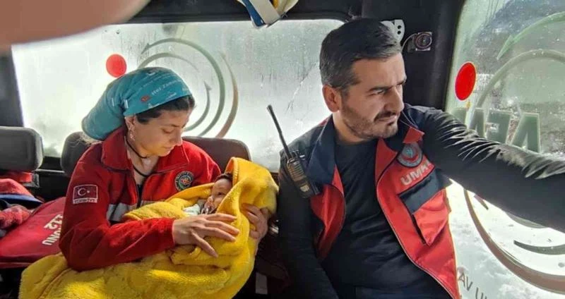 Yolları kapanan köylerdeki hasta bebekler için ekipler seferber oldu
