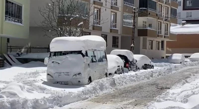 Bitlis’te bu mevsim yağan kar miktarı 8 metreyi geçti
