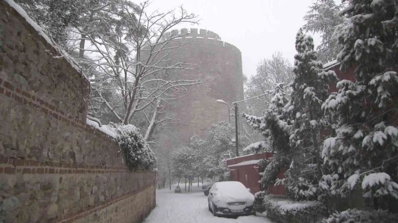 Sarıyer’de karlı havada vatandaşlar yürüyüş ve koşu yaptı
