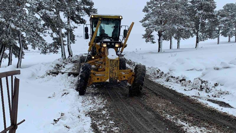 Yoğun kar yağışının ardından ’Orman kahramanları’ karla mücadelede de vatandaşın hizmetinde
