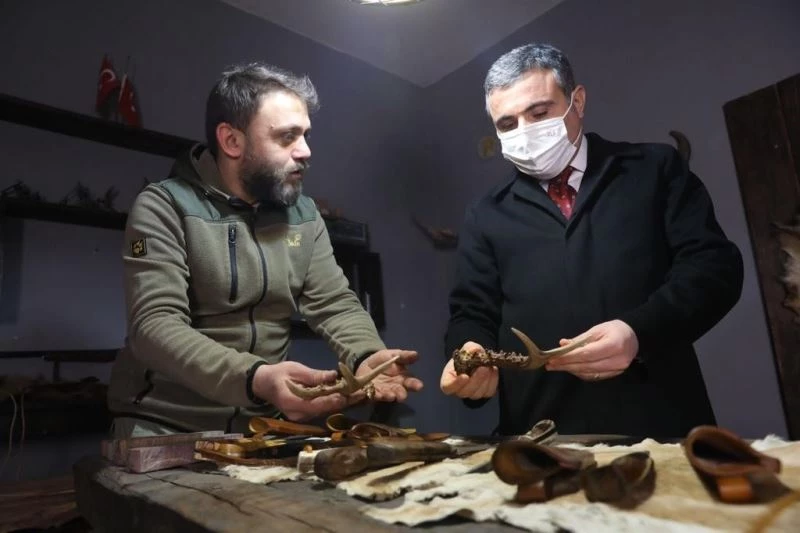 Vali Atay, Altınışık tarafından işlenen bıçakları inceledi
