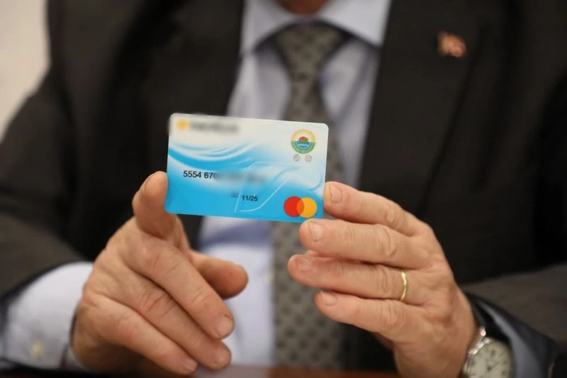 Her markette geçerli olan Hilal Kart 2042 aileye teslim edildi
